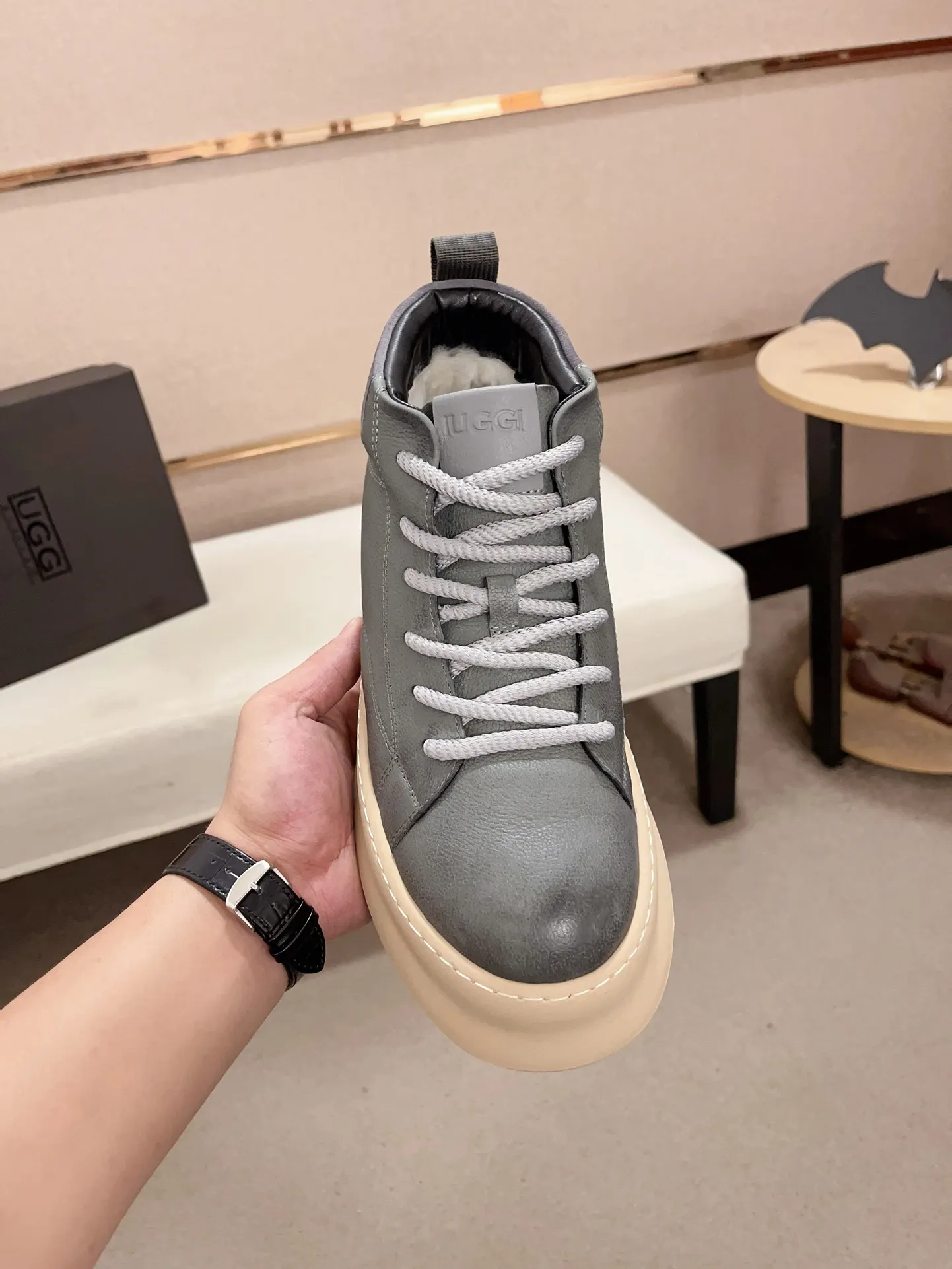 Factory price: 740💰North American men's shoes Ugg ☃️In the special sale of new high-quality men's shoes snow boots in autumn and winter, the nemesis of extreme cold weather! Made of cowhide leather, merino wool lining, and original outsole, whether driving, outdoor or daily wear, there is always one that suits you! Code number 39-44